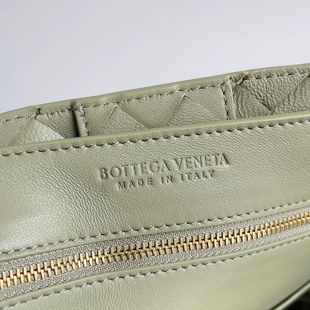 The 2023 new Andiamo batch of 2260 BV has been shipped‼ ️Really popular🔥The new Andiamo woven handbag launched by Bottega Veneta this season is really popular all over the world! ! Celebrities at home and abroad have worn it, and Oscar-winning actress Michelle Yeoh has taken it out on the street. Song Jia, Trai Yara, Yu Feihong, Sanji Ayaka, Rosie Hunting-Whiteley, Yoshioka Riho, etc. have all picked up this bag. It is classic and versatile, showing off its temperament, and the bag capacity is also large, which is very convenient for daily commuting! ! A variety of carrying methods, the shoulder straps can be adjusted by yourself, the original lambskin feels soft and delicate, and the unisex style breaks the gender boundaries and brings a more practical and long-lasting use experience. Andiamo, which has both elegant and casual styles, perfectly interprets the true appearance of "fashionable old money style". Style number: 743572 Size: 32*24*12